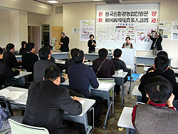 ＦＥＮネット役員によるＥＭ講義にメモをとりながら熱心に受講する韓国農業者ら