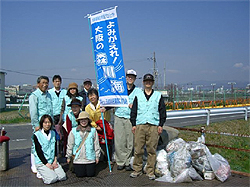 清掃作業やＥＭ投入で河川の浄化活動に励む会員たち
