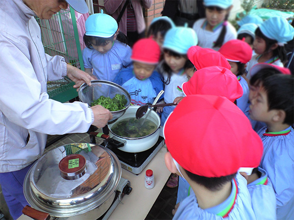 ブロッコリーを調理する子どもたち。食べることでいのちをつなぐ