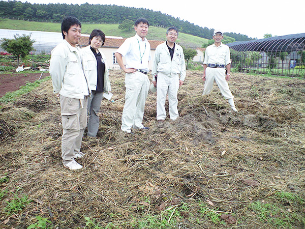 刈り取って、山積みしていた雑草も２か月後にはぺちゃんこに。土に入れると良質の肥料になります（長崎市が管理するあぐりの丘の農業体験畑に立つ農林部職員ら）