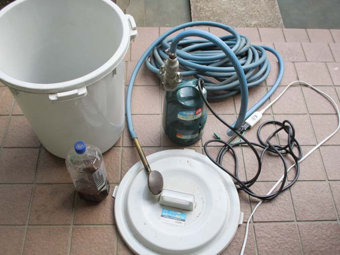 毎日ジョウロでは大変、という方のために、今回はEM愛好家さんが実施している方法と散水道具を紹介します。
家庭菜園でしたら、電気で動く水中ポンプが便利です。（写真⑥）