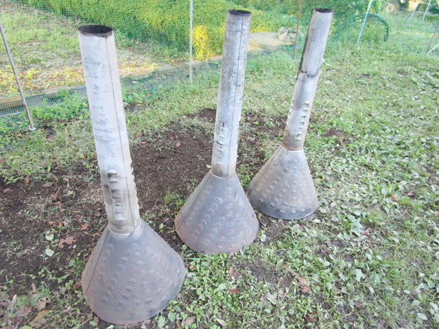 もみ殻くん炭は「くん炭器」と「もみ殻」があれば、簡単に作ることが出来ます。くん炭器は3000円ぐらいで購入でき、繰り返し使えるのでお薦めです。