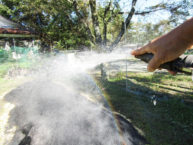 最後の大事なポイントとして、完成したもみ殻くん炭に50倍希釈のEM活性液を散布します。