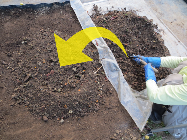 生ゴミと土を混ぜて水分の調整が出来たら、堆肥を必要としている箇所に直接積み上げます。

