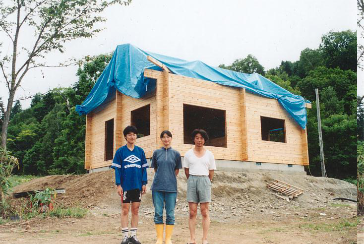 手造りで建設中のログハウス。
空がみえるうちにと、2階で寝たよ！