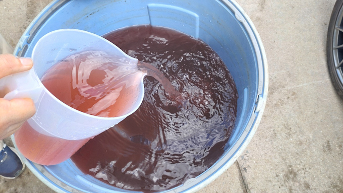 希釈したEM3S（光合成細菌＋バチルス菌）