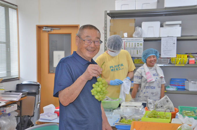 就労継続支援施設「工房ひろせ」　出荷調整作業と三浦理事長